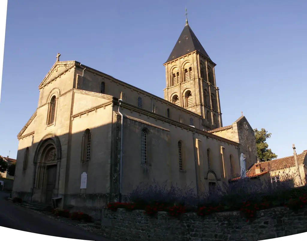 Eglise de St Laurent en Brionnais (France-71) aout 2006.