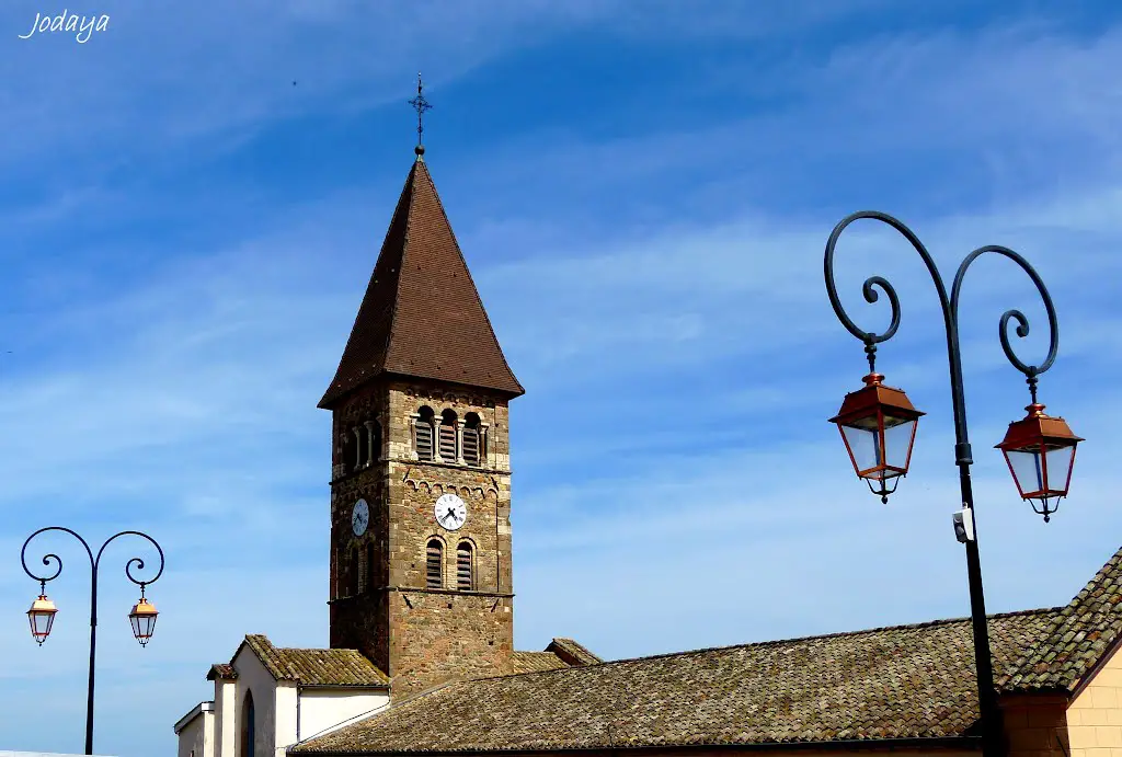Vaux-en-Beaujolais. Le clocher de Clochemerle.*