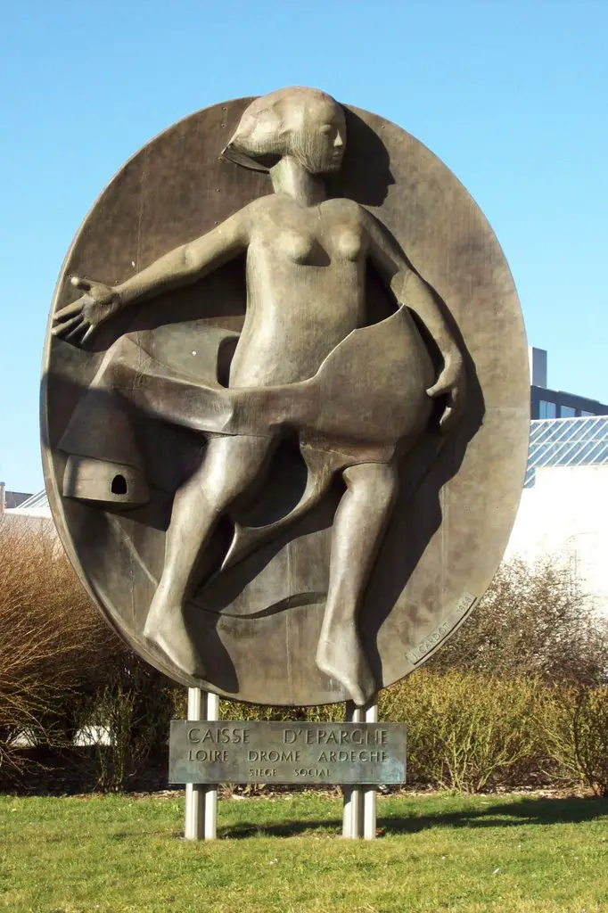 Caisse d'Epargne: statue face au siège social