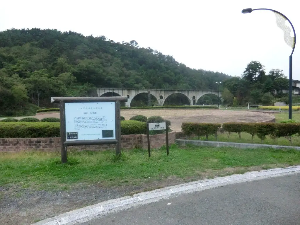 「道の駅みやもり」から釜石線の橋（宮守川橋梁）を望む Bridge of Kamaishi railway line (a view from Miyamori roadside station)