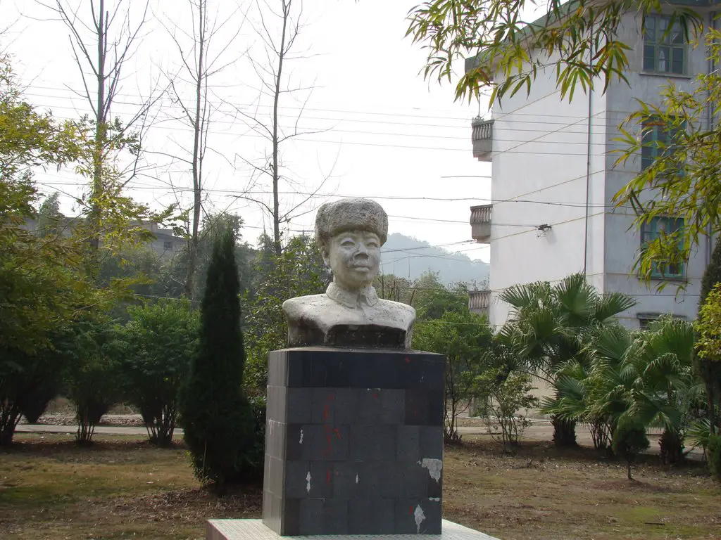 Leifeng statue in school