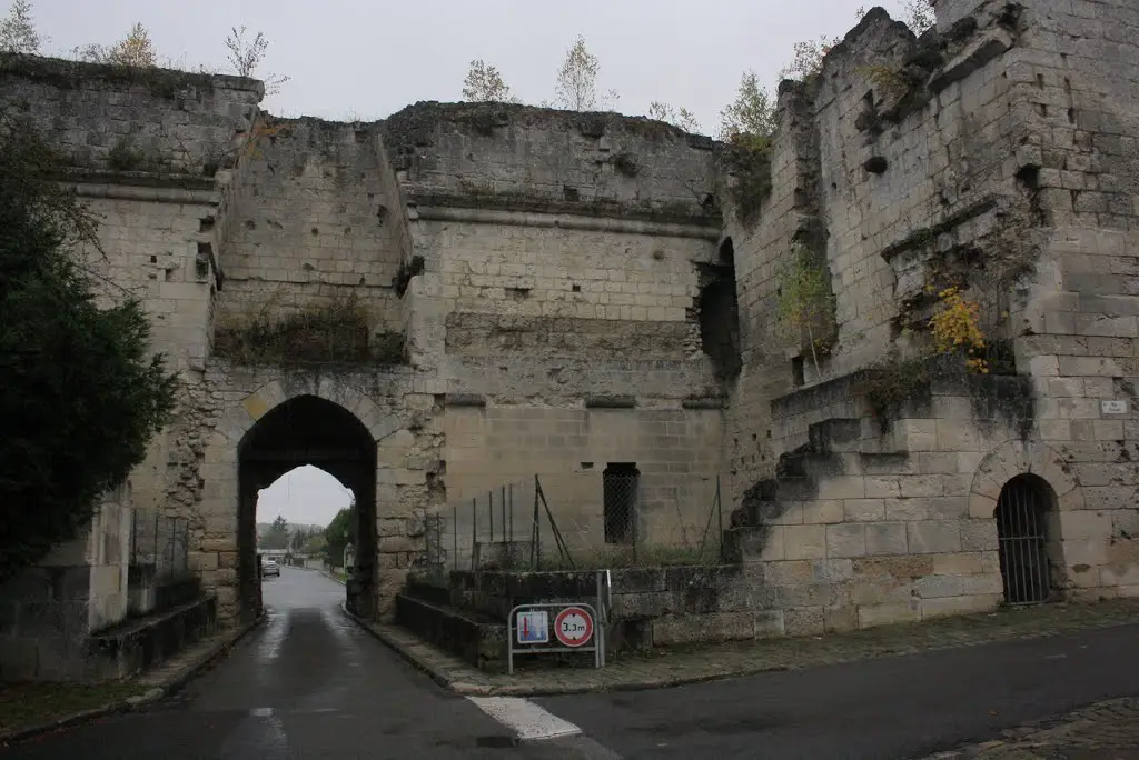 *Coucy-le-Château-Auffrique: Porte de Laon