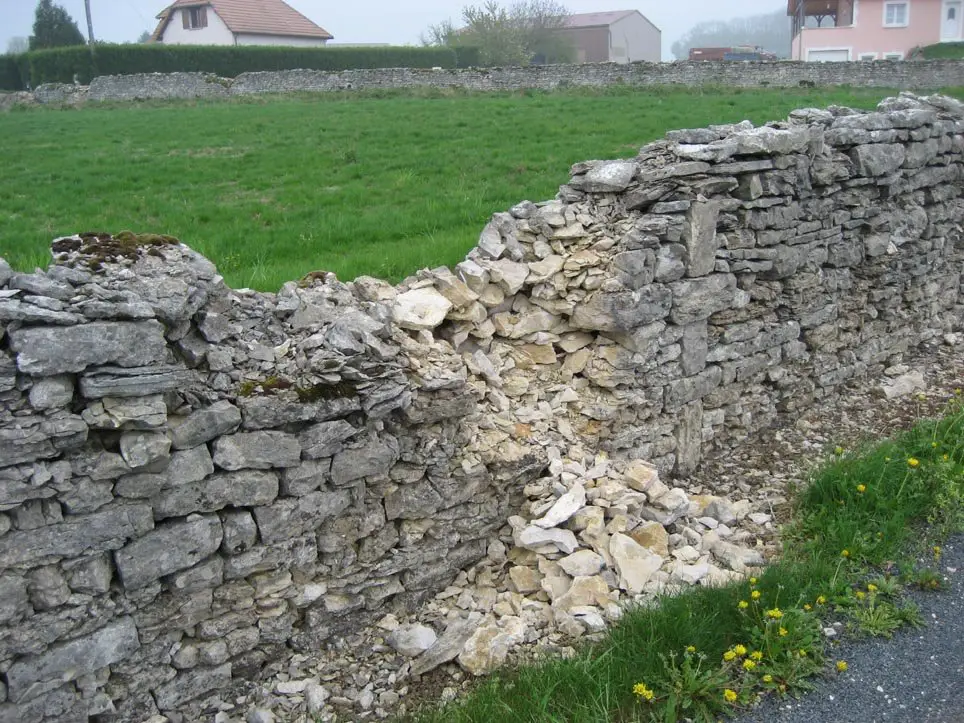 Un mur s'ouvre dans la campagne