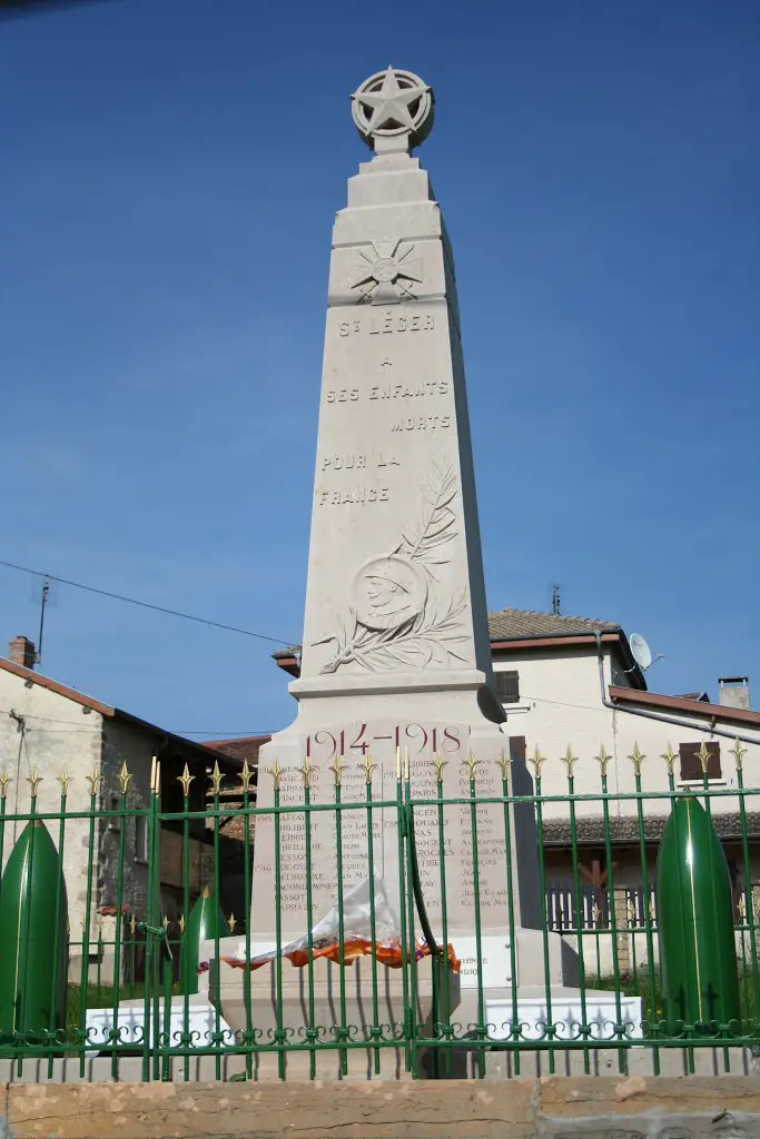 71-Saint Léger sous la Bussière monument aux morts