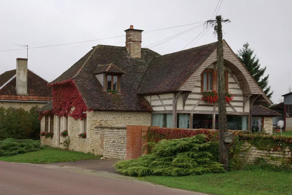 Champ-sur-Barse, maison fleurie de la rue principale
