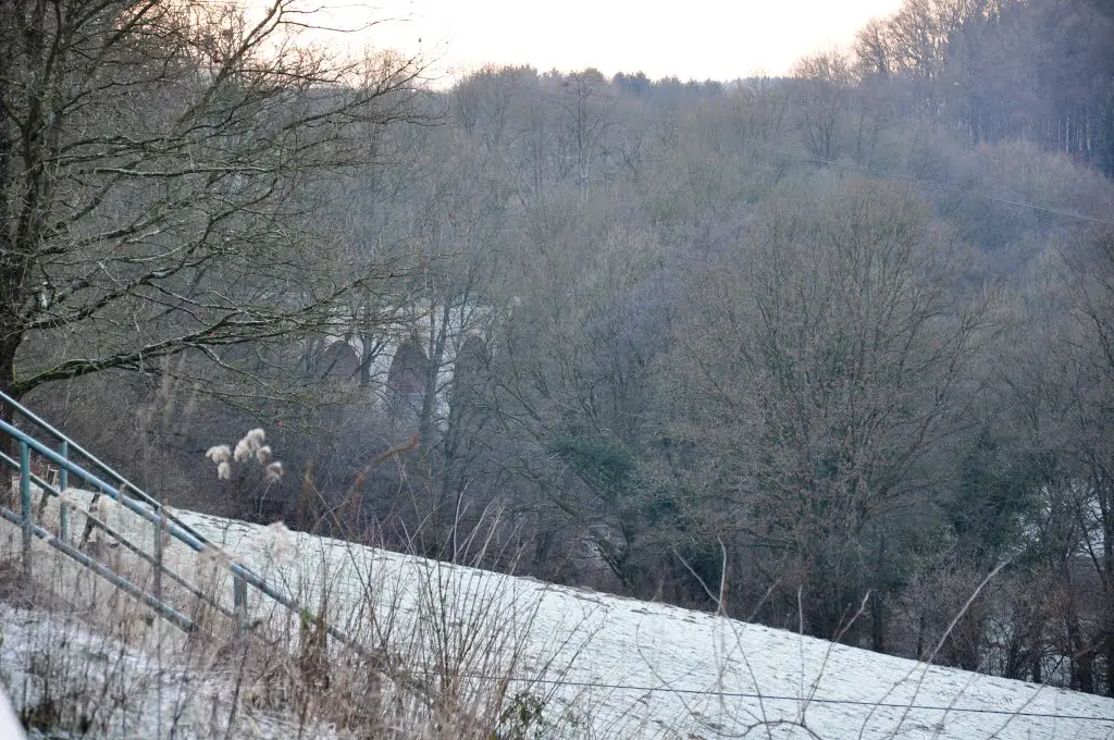 Lindlar / Germany: Im Bild zu sehen ist das große,  Eisenbahnviadukt der "Sülztalbahn" bei "Linde". Die Eisenbahn wurde 1960 stillgelegt und demontiert, das Viadukt mit großem Aufwand saniert. Heute führt über dieses Bauwerk ein sehr gut ausgebauter Fußgänger-, und Fahrradweg der Teil des "Bergischen Panoramasteigs" ist. Abgelichtet im Januar 2013.