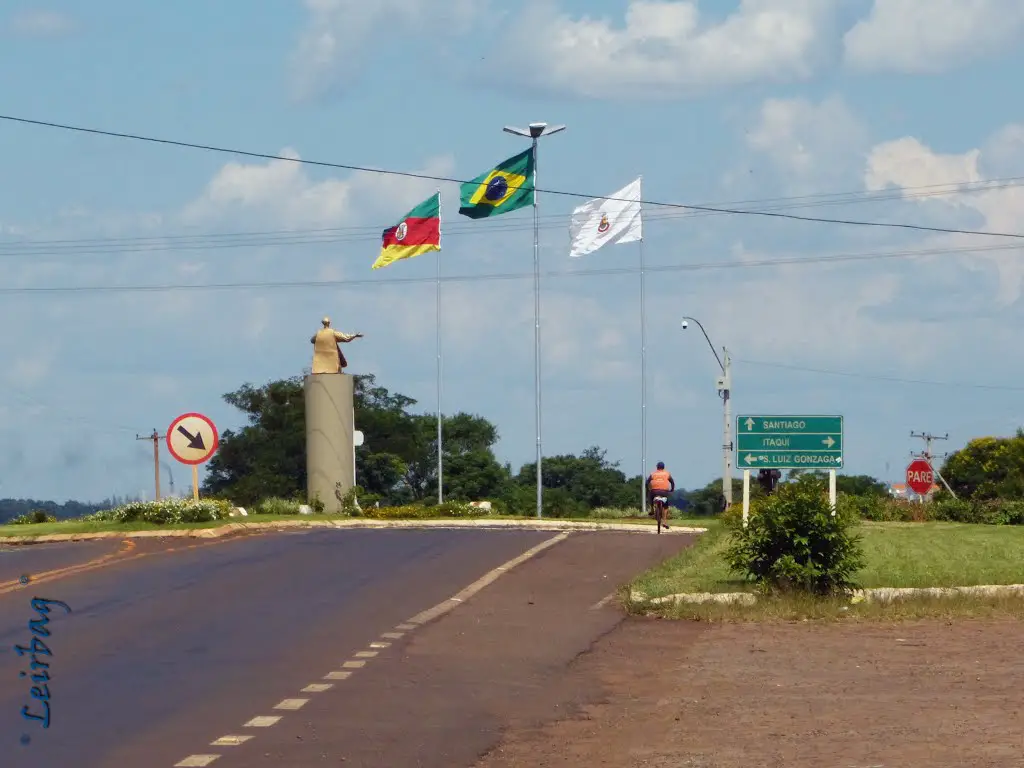 Trevo de acesso - Estátua de São Francisco de Borja e bandeiras - São Borja, RS