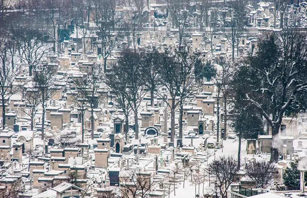 Le cimetière sous la neige