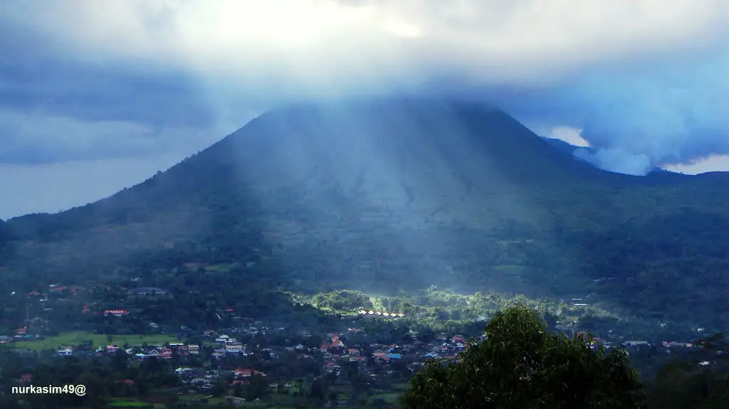 Kota Tomohon, Sulawesi Utara, Indonesia dengan latar belakang Gunung Lokon.