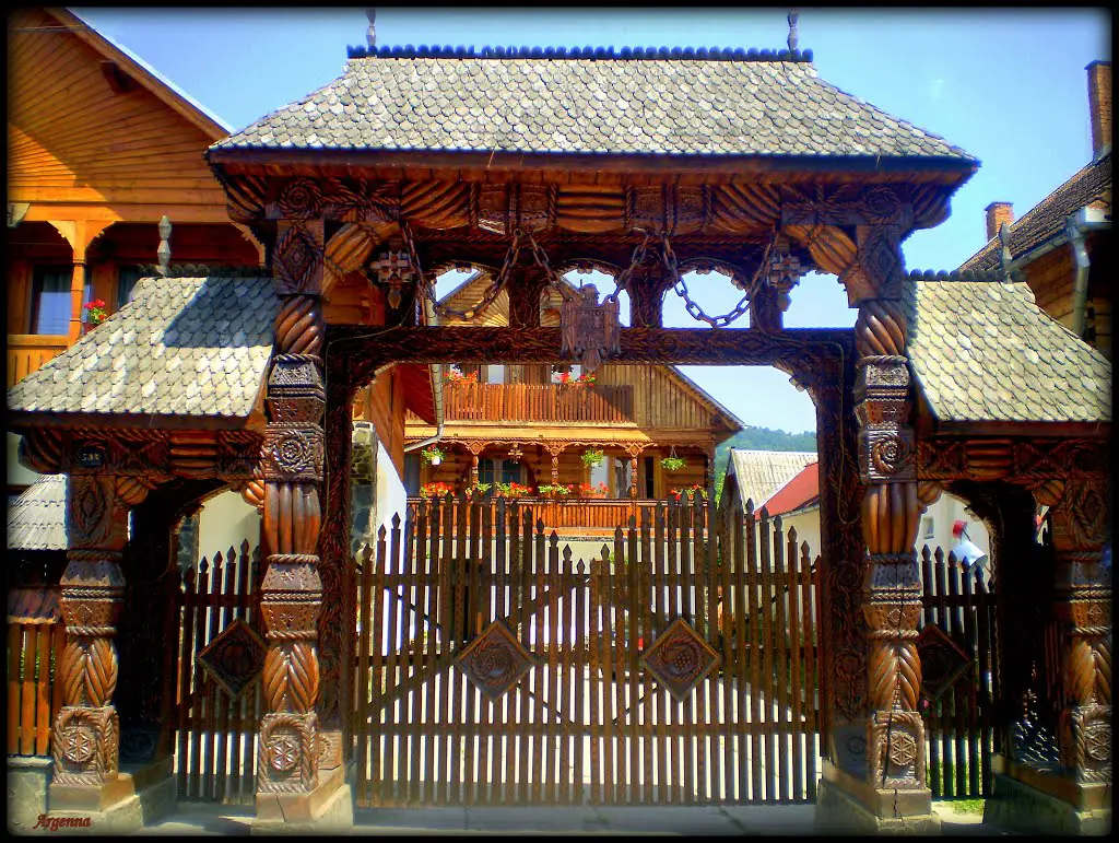 Poartă maramureşană de lemn - Maramureş wooden gate