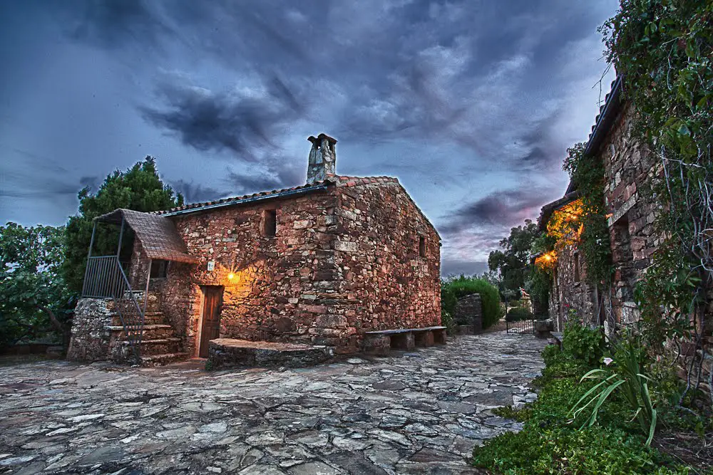 Antigua aldea de La Ramallosa (SXVIII) restaurada como hotel en el campo