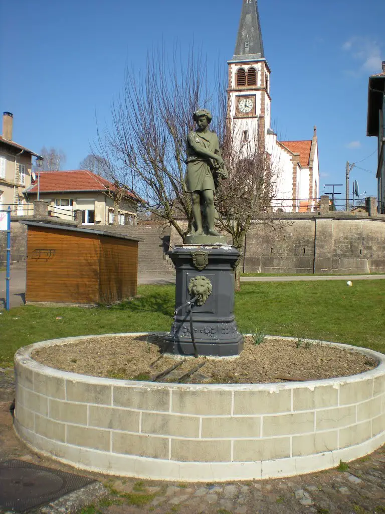 Parux, Meurthe-et-Moselle, fontaine et église