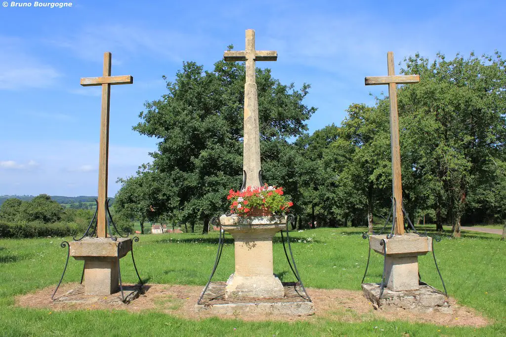 La croix des fleurs de Marcilly-la-Gueurce