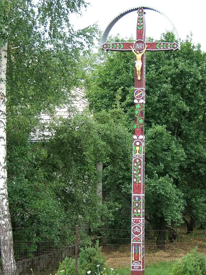 Detva - vyrezávaný kríž_farebný (wood cross - folklor)