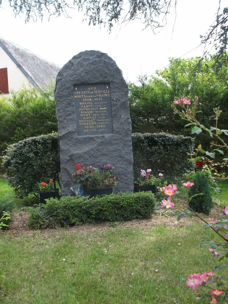 28-Serville monument aux morts
