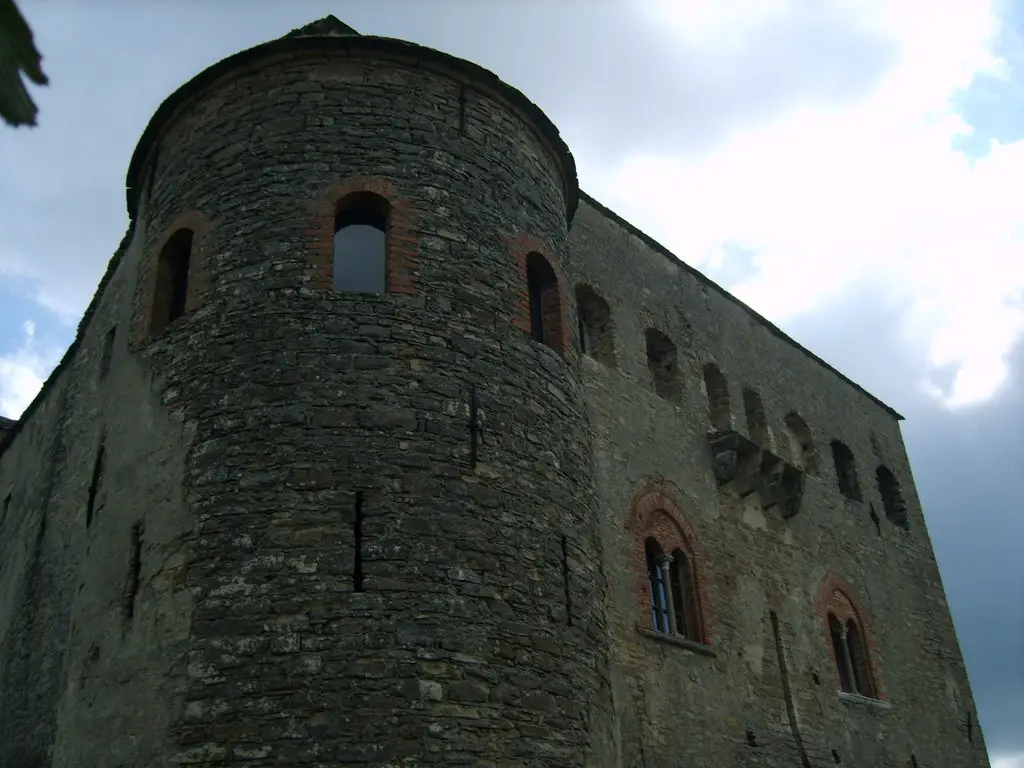 Prunetto, la torre circolare del Castello