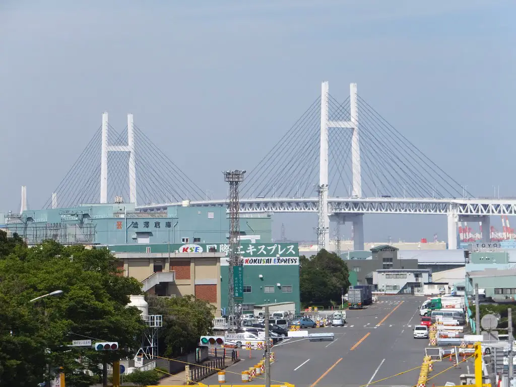 横浜ベイブリッジを拡大 左に鶴見つばさ橋の支柱も見える Mapio Net