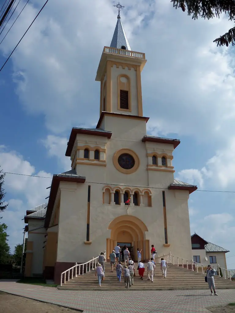 A legjellegzetesebb moldvai csángó magyar falu katolikus temploma, a Szent István-templom. Pusztina (Pustiana)