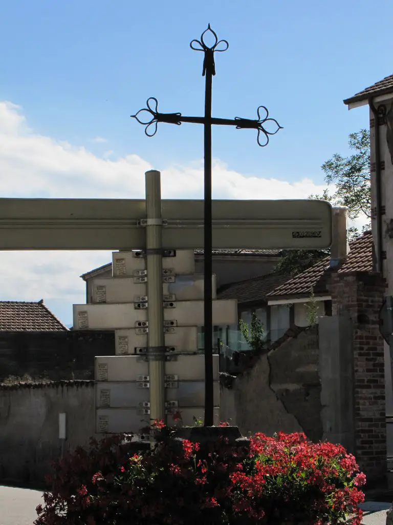 Croix à Montverdun, masquée par les panneaux de signalisation