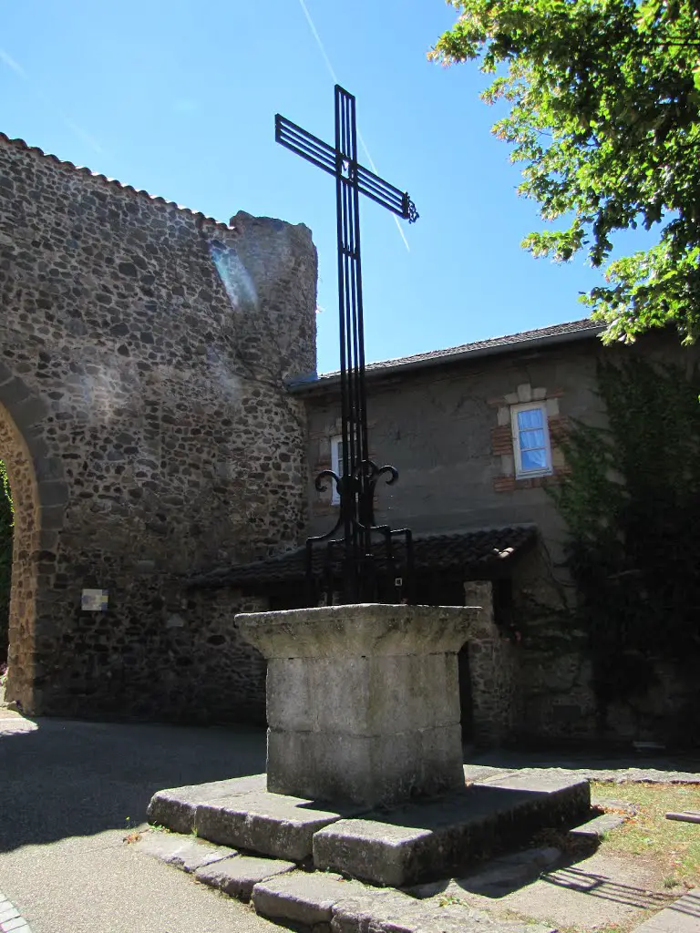 Croix près de l'église de Saint-Médard-en-Forez