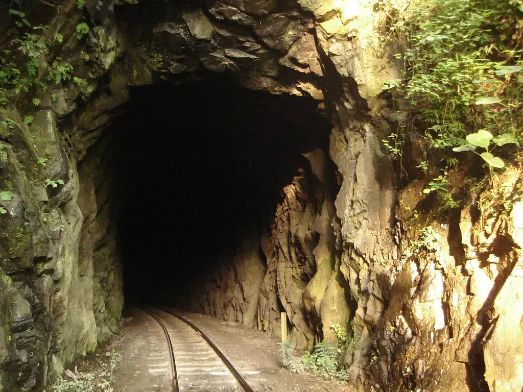 1º túnel da linha ferroviária na localidade de Rio Natal em São Bento do Sul.  Possui 130 metros de extensão. É o único túnel escavado na rocha bruta no  trecho. Uma primeira